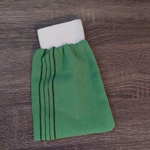 The Moroccan Kiss Exfoliating Glove: Your Path to Radiant Skin
